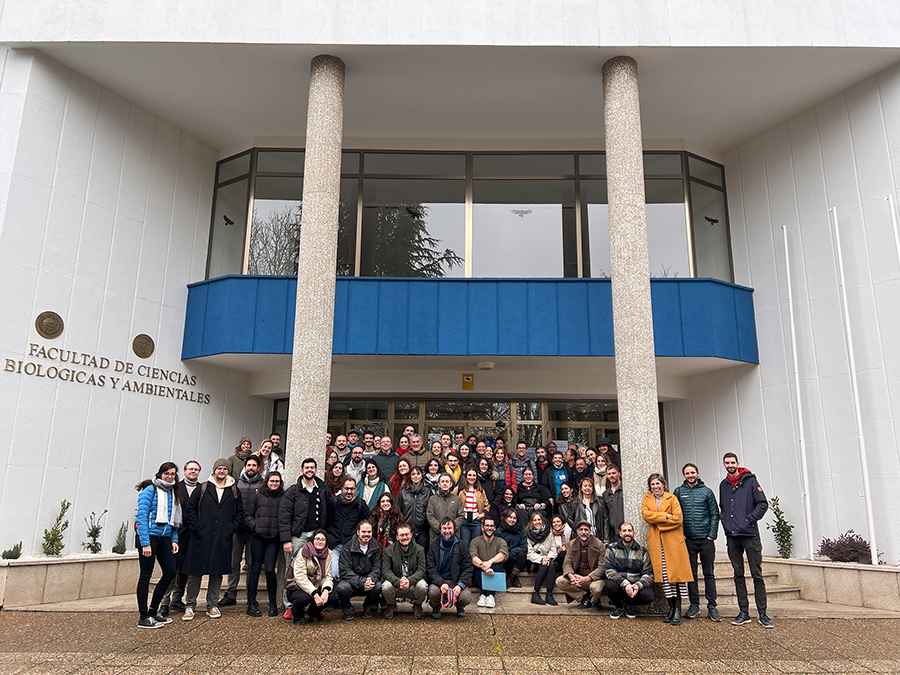  Fotografía de grupo de los participantes en la XXII edición del encuentro anual de ECOFLOR, celebrada del 5 al 8 de febrero de 2025 en la Facultad de CC. Biológicas y Ambientales de la Universidad de León.